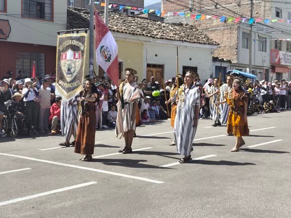 "ESMERALDA DE LOS ANDES” CELEBRÓ 39 AÑOS CON IMPONENTE DESFILE CÍVICO ESCOLAR